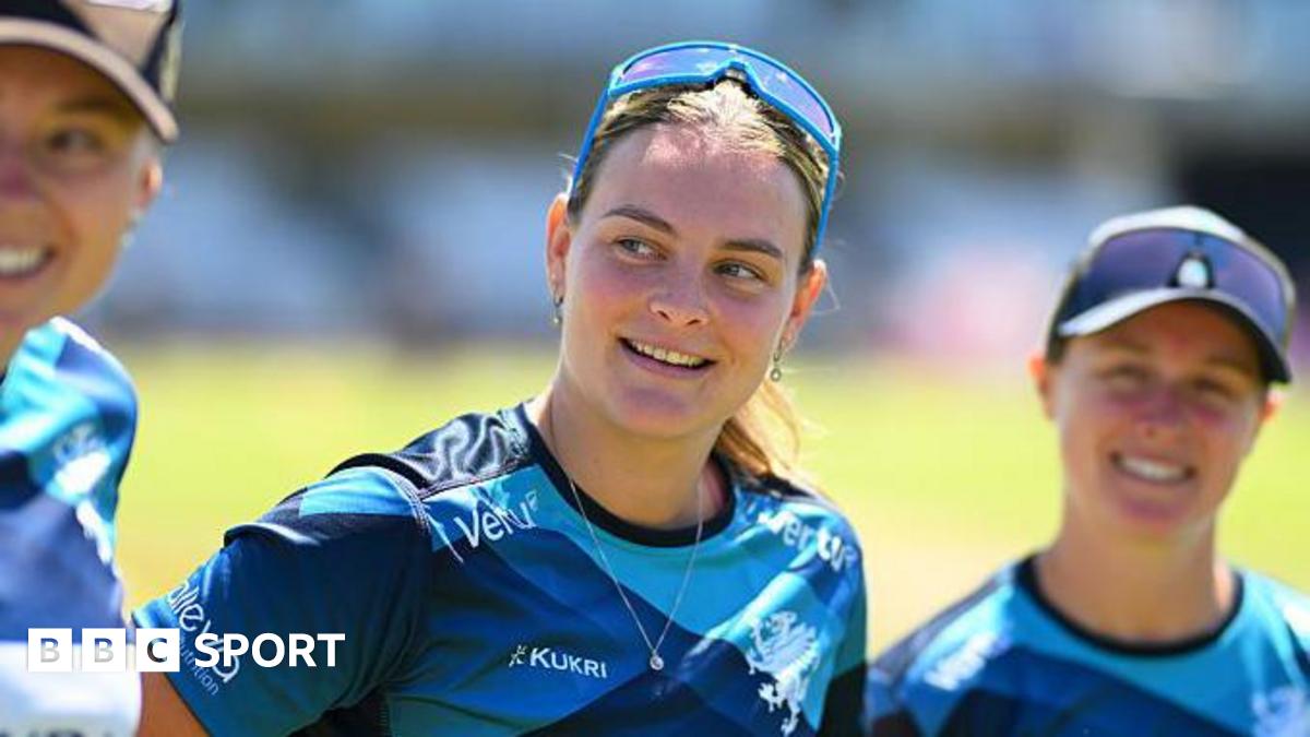 You are currently viewing Dani Gibson: Somerset all-rounder signs new deal with county