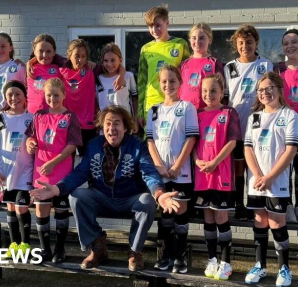 Celebrity Traitor Jonathan Ross surprises girls football team