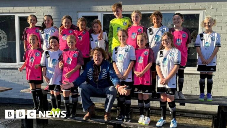 Read more about the article Celebrity Traitor Jonathan Ross surprises girls football team