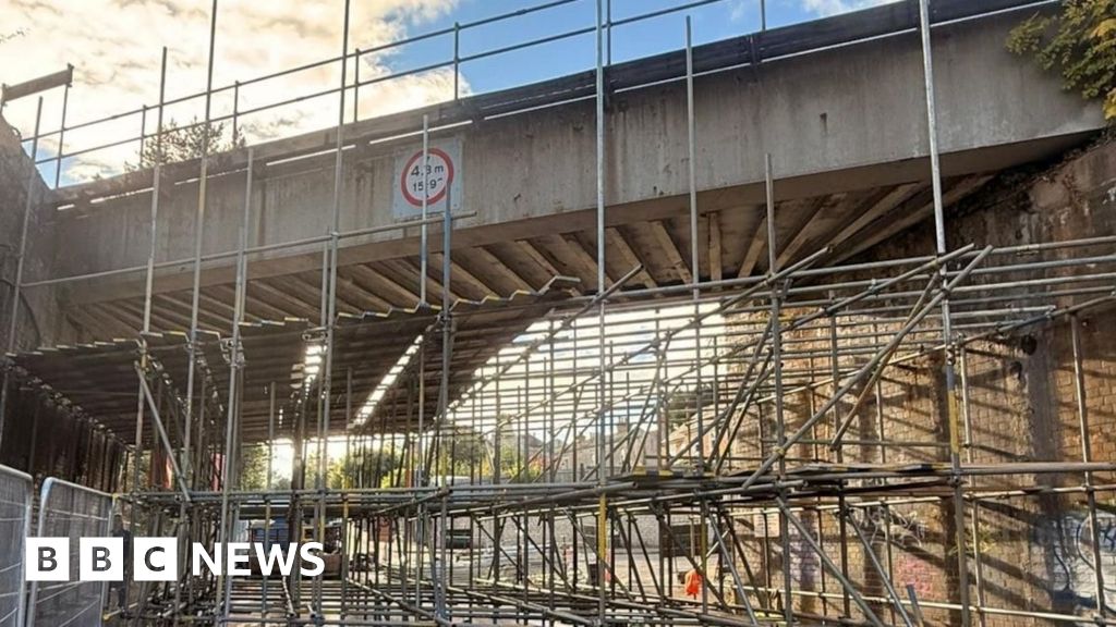 You are currently viewing Travel disruption warning as Frome railway bridge work continues