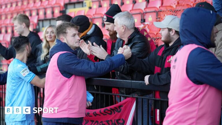 Read more about the article John Askey: Truro City boss hails fans after longest-ever away trip to Gateshead