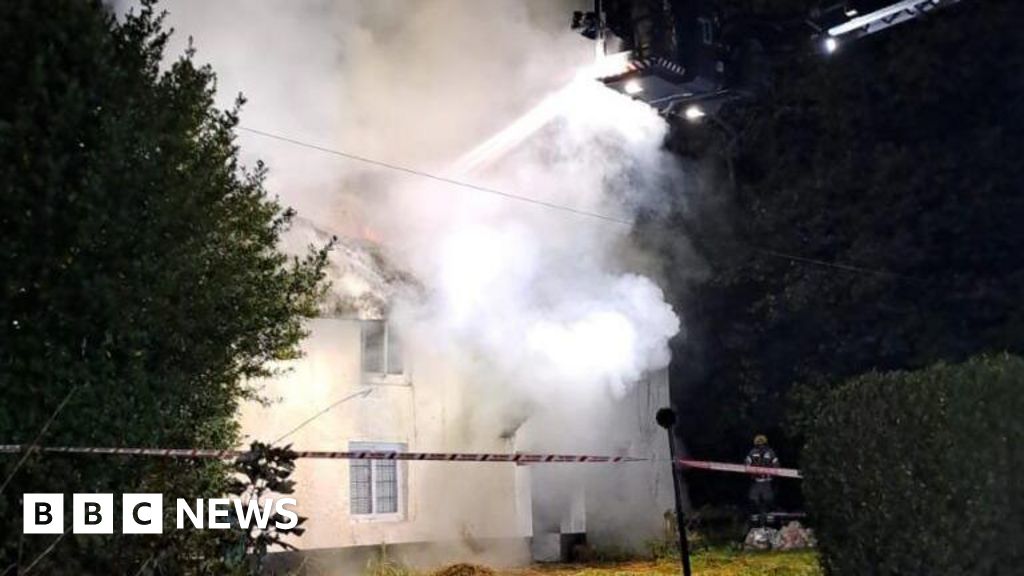You are currently viewing Firefighters tackle thatched cottage fire in Hinton, New Forest