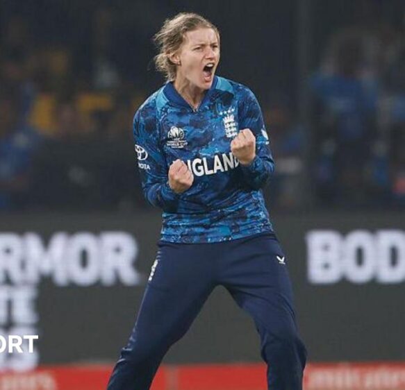 Charlie Dean: Somerset all-rounder signs Somerset Women contract extension