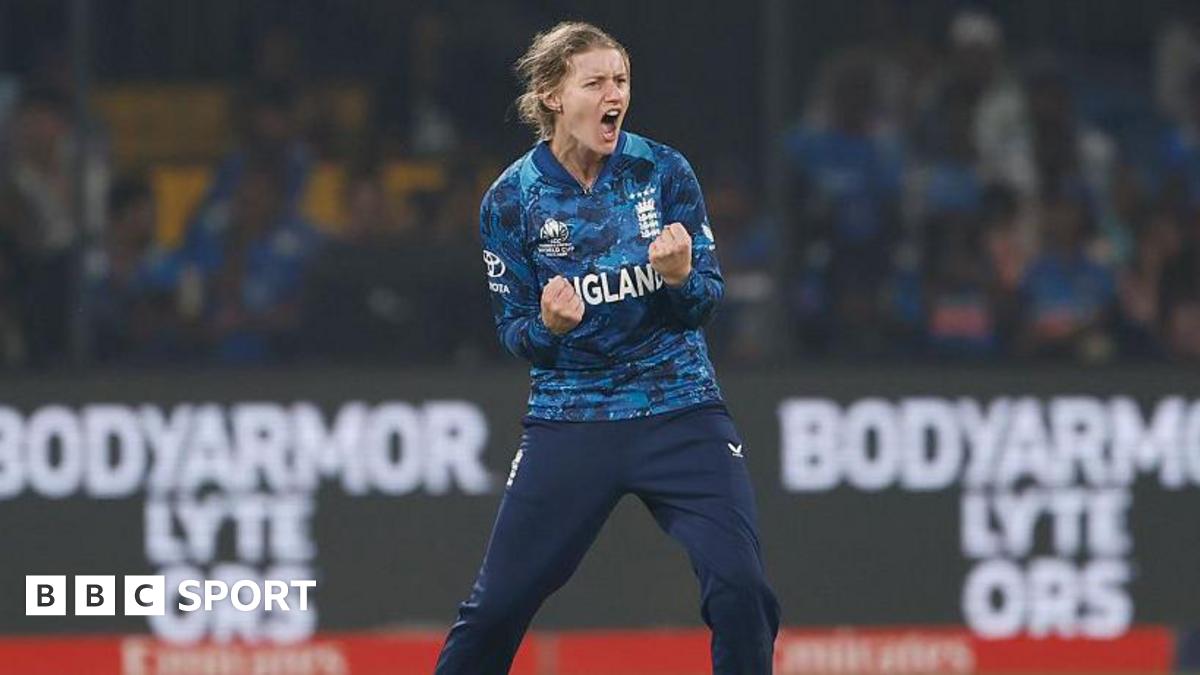 You are currently viewing Charlie Dean: Somerset all-rounder signs Somerset Women contract extension