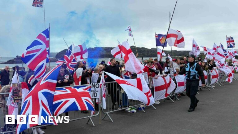 Read more about the article About 200 people take part in Plymouth Hoe protest