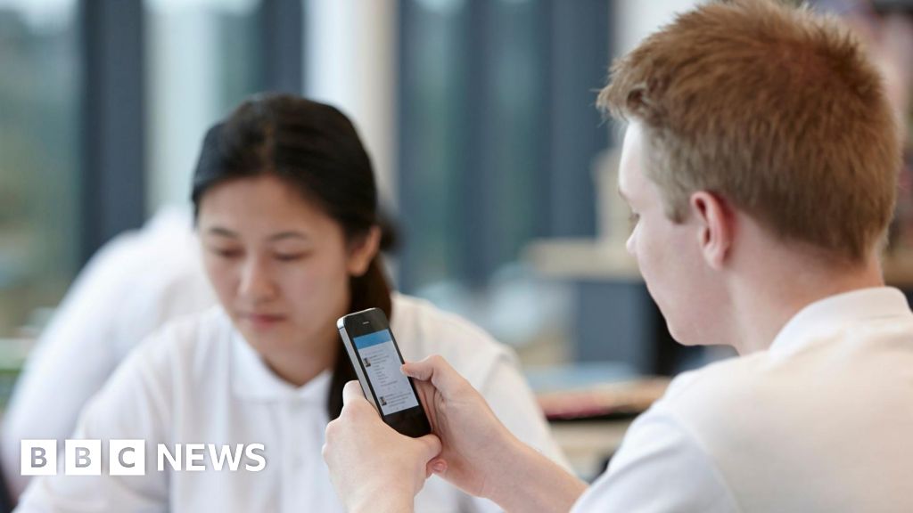 You are currently viewing Teens are ‘terminally online’ and checking phones in lessons
