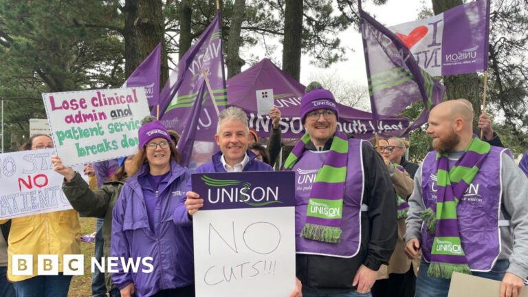 Read more about the article Protests against proposed hospital job cuts in Cornwall
