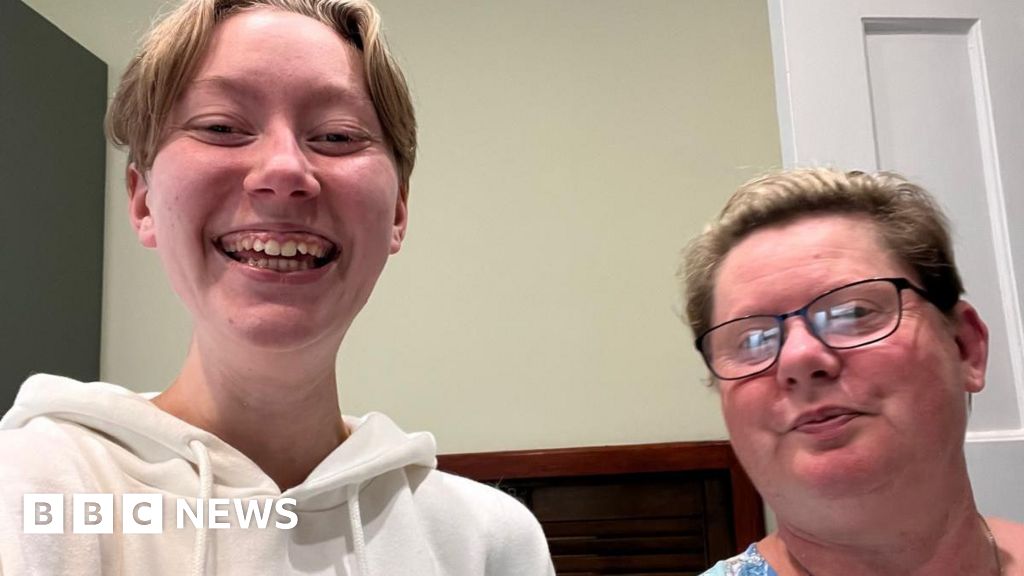 You are currently viewing Minehead teenager swims for 12 hours to support community pool