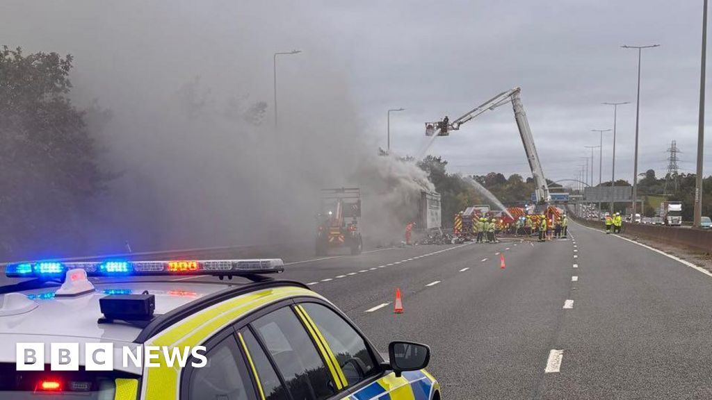 You are currently viewing Lorry fire on M5 near Exeter causes delays and long queues