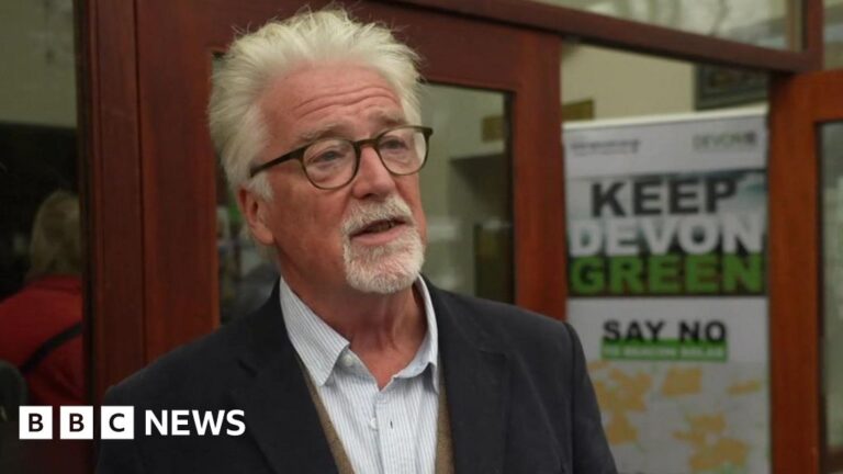 Read more about the article Hundreds turn out to oppose Holsworthy mega solar farm plans