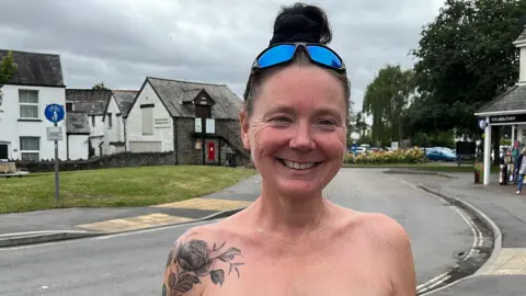 Read more about the article Topless runner takes part in topless swim in Devon