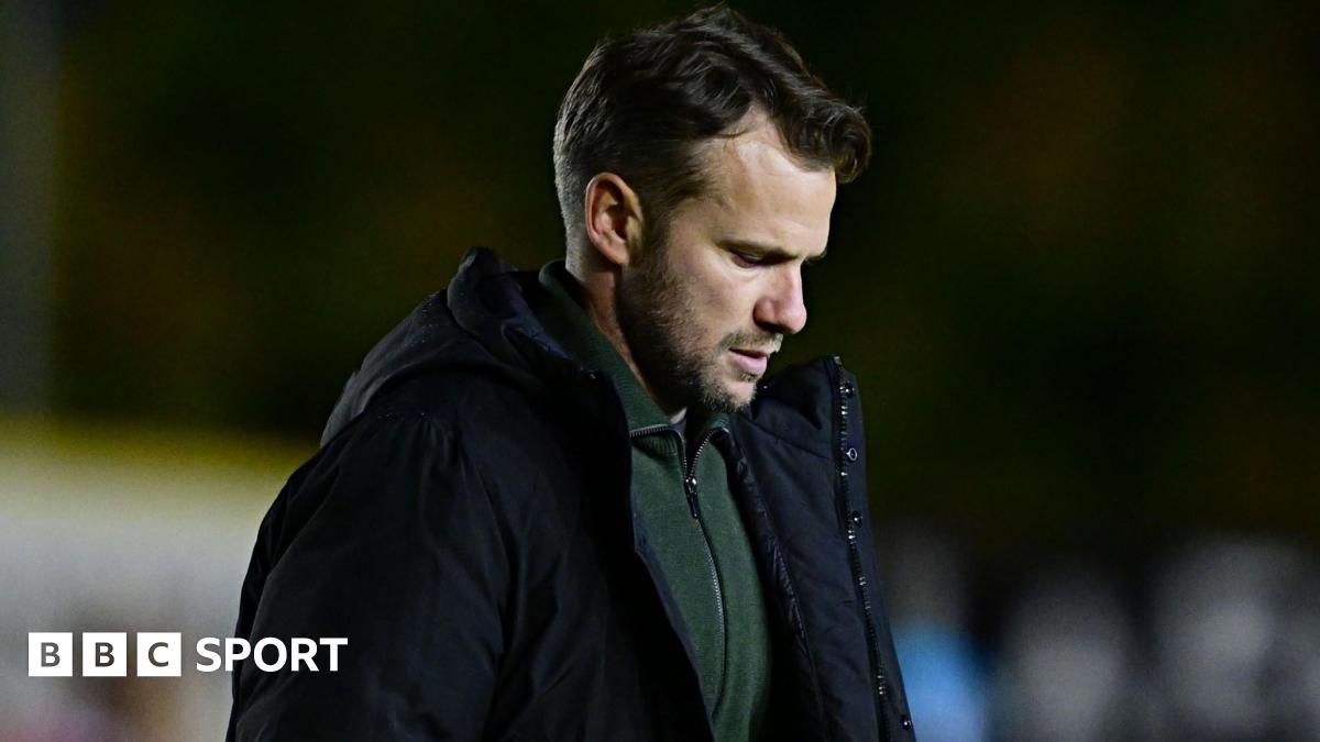 You are currently viewing Tom Cleverley: Plymouth Argyle boss to target defence after Devon derby defeat
