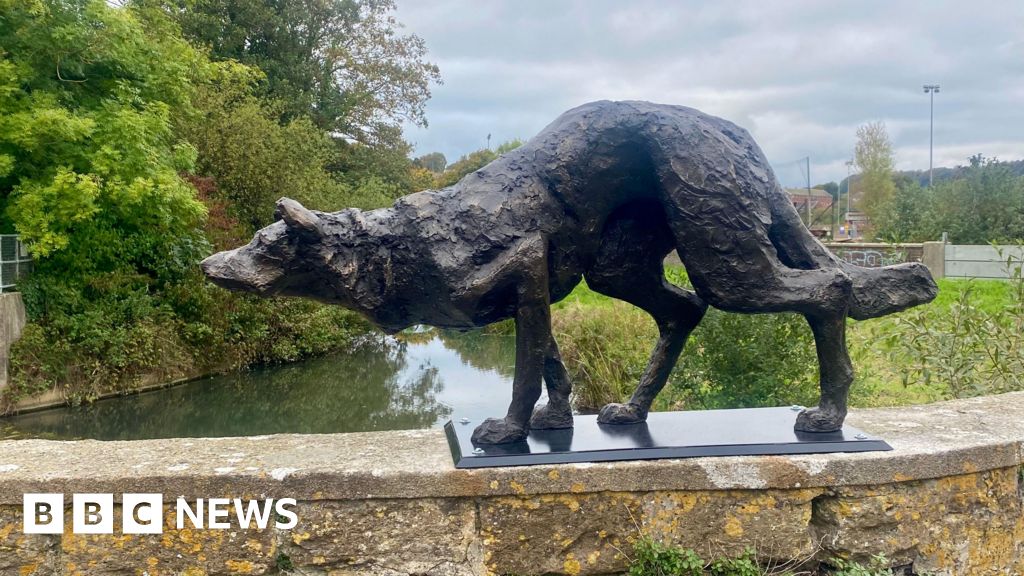 You are currently viewing Bridport stalking dog sculpture reinstalled after appeal