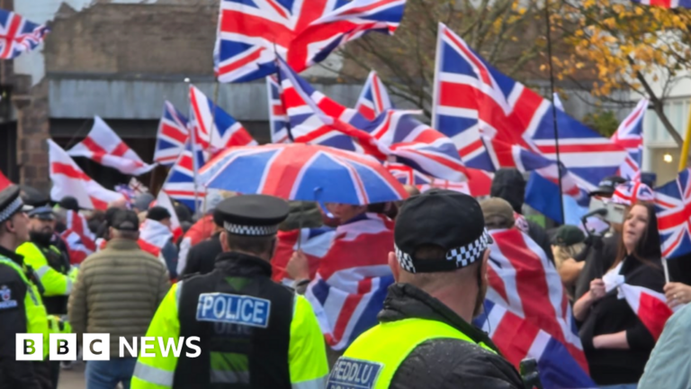 Read more about the article Hundreds gather for rival protests in Exeter city centre