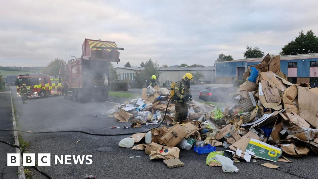 You are currently viewing Warning over dumped batteries after Devon bin lorry fire