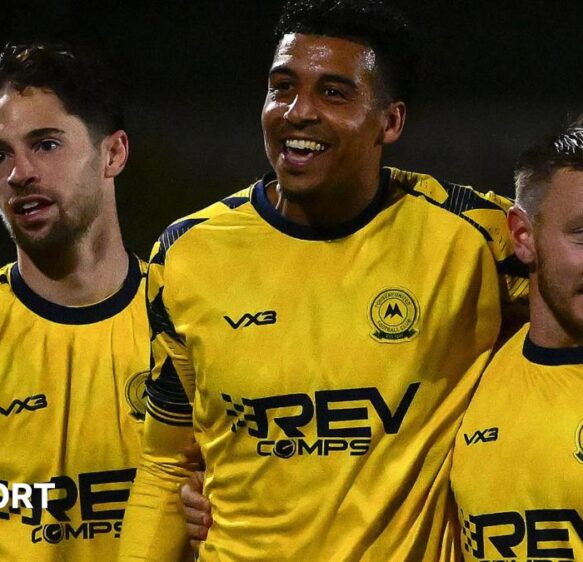 Torquay return to winning ways with 3-0 Chippenham Town triumph