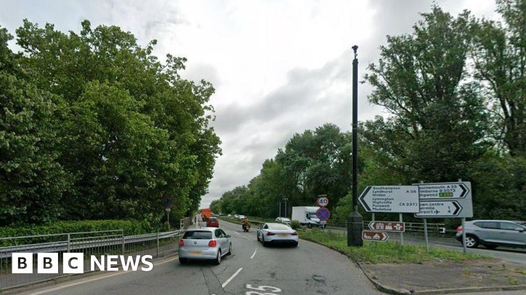 You are currently viewing Drivers face delays as A35 Christchurch bypass closes for repairs