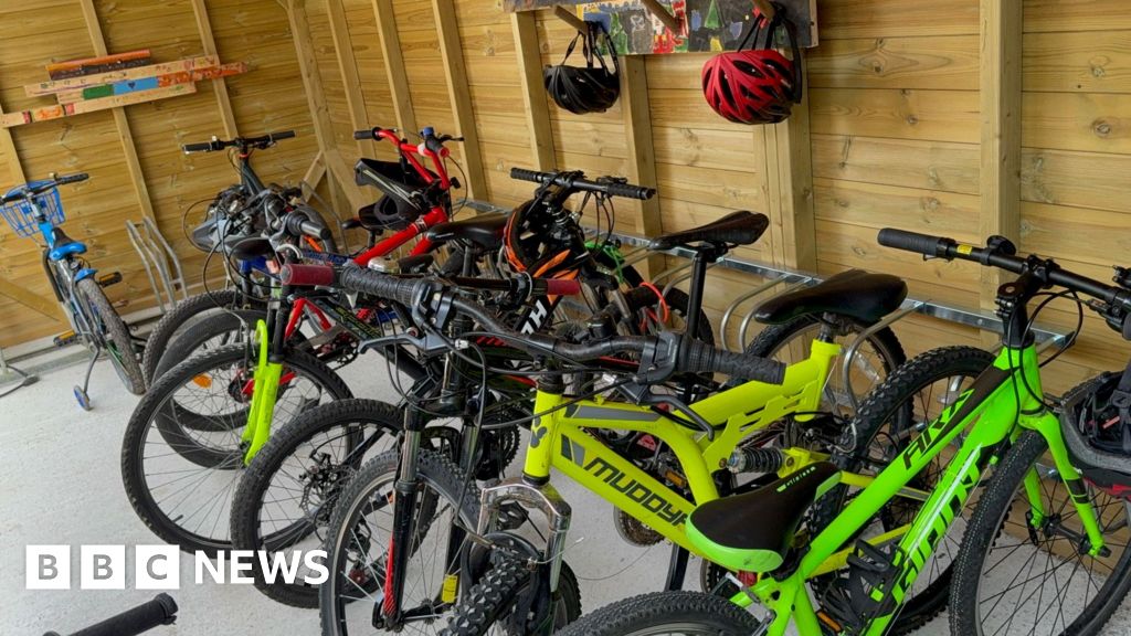 You are currently viewing More children in St Ives cycle to school after new bike shed