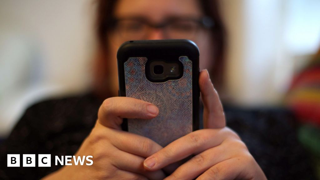 You are currently viewing Cornwall Council campaign encourages parents to put phones away