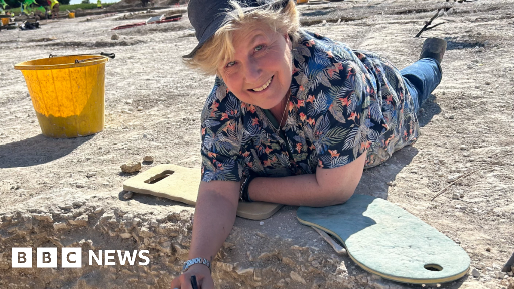 You are currently viewing Sandi Toksvig probes Iron Age Dorset murder for TV series