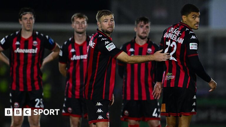 Read more about the article Truro City: FA Cup loss to AFC Totton down to missed chances – John Askey