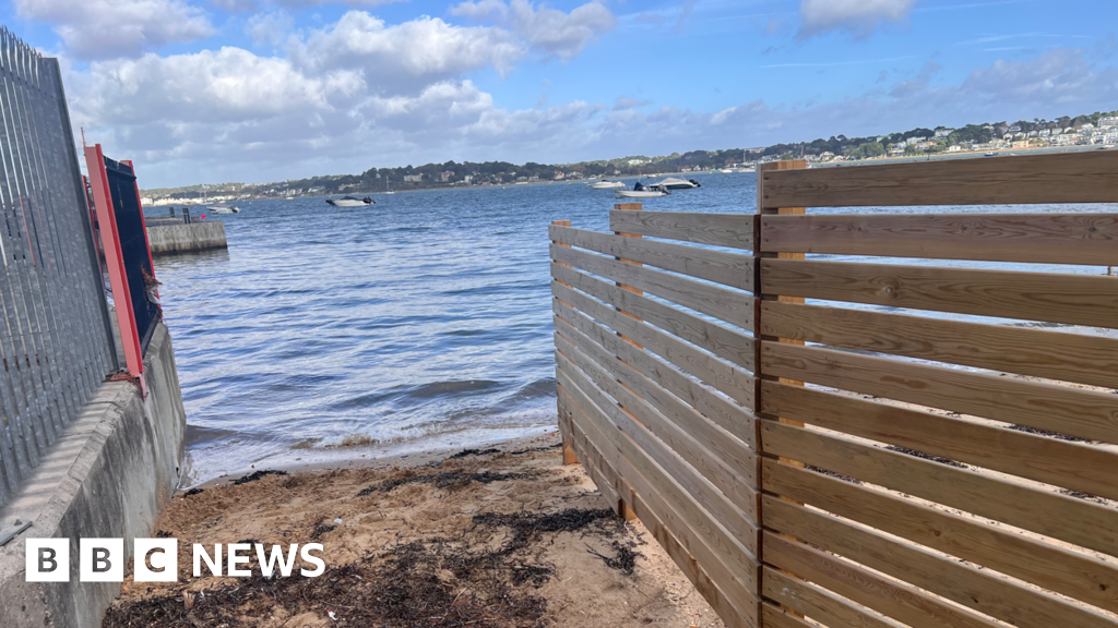 You are currently viewing Sandbanks residents seek legal advice after fence blocks off beach
