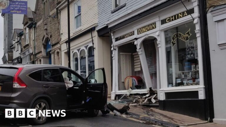 Read more about the article Car crash causes damage to historic Devon shopfront