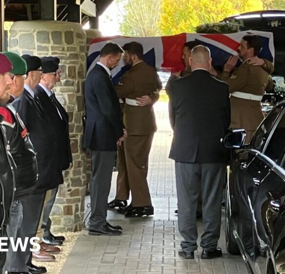 'Final farewell' for war veteran and 'viral' window display