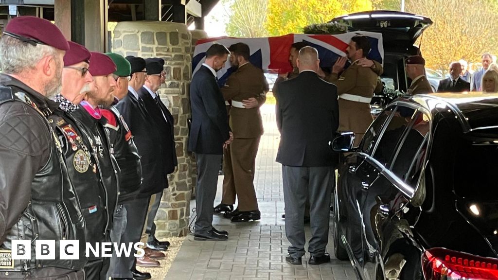 You are currently viewing 'Final farewell' for war veteran and 'viral' window display