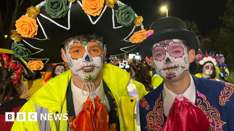 Read more about the article Burnham-on-Sea Carnival attracts thousands of spectators