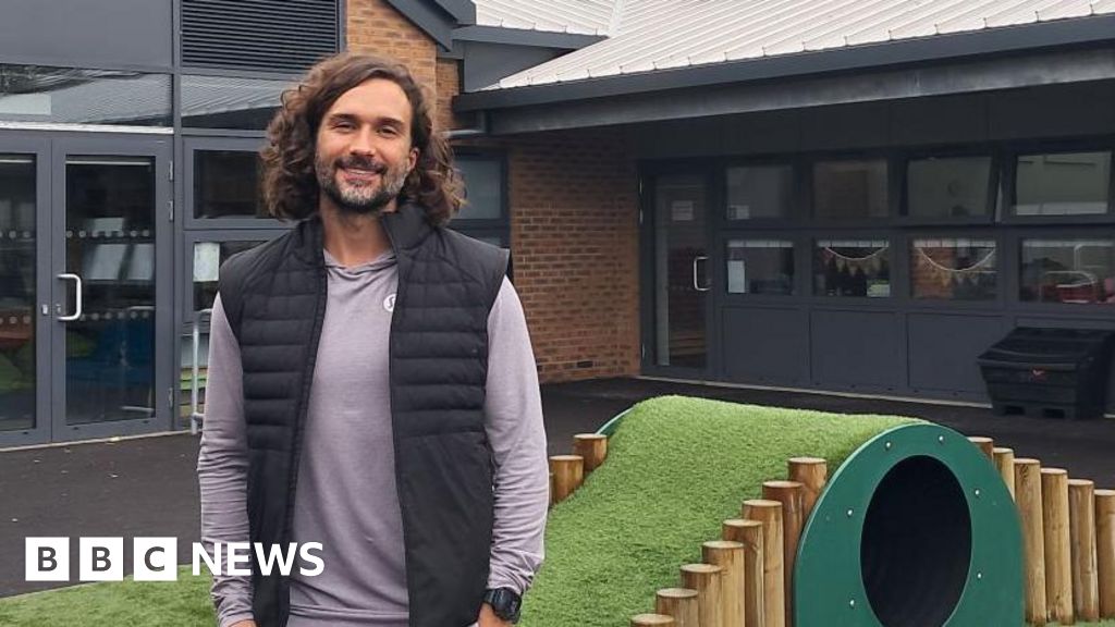 You are currently viewing Joe Wicks returns to celebrate reopening of fire-hit school