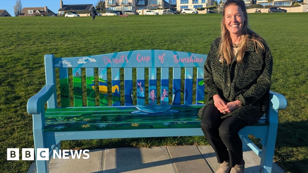 You are currently viewing Chatty bench unveiled at Weymouth coastal beautyspot