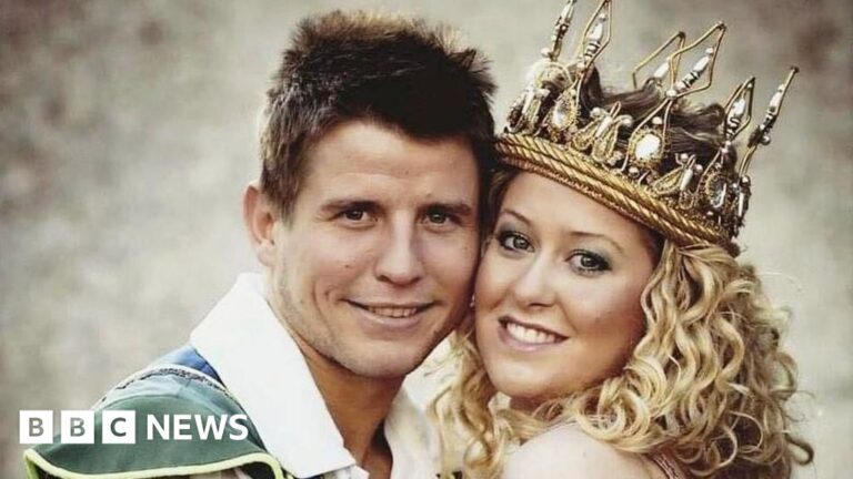 Read more about the article Couple return to stage where they met for 20-year anniversary