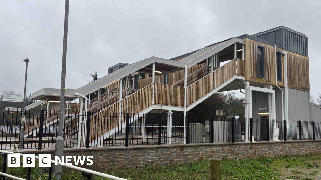 You are currently viewing St Erth railway footbridge fully open after 10-month delay
