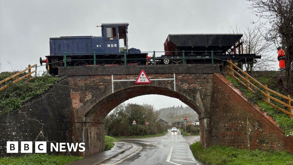 You are currently viewing First locomotive crosses rail bridge at Shillingstone since 1966
