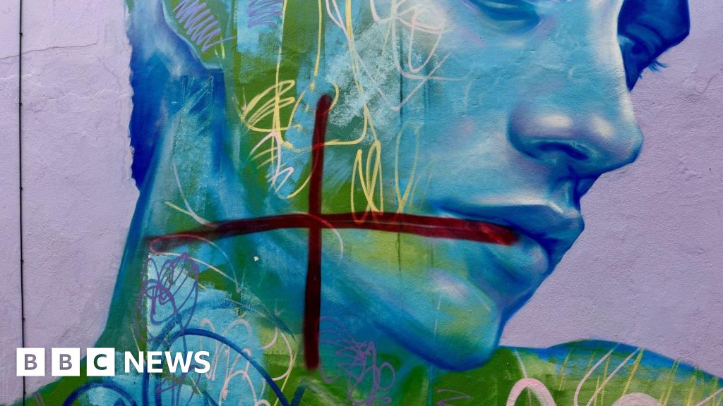 You are currently viewing Weston-super-Mare street art graffitied with red crosses