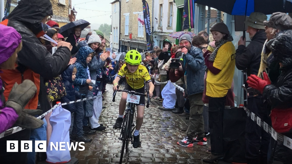 You are currently viewing Cyclists take on Cobble Wobble hill climb in Frome