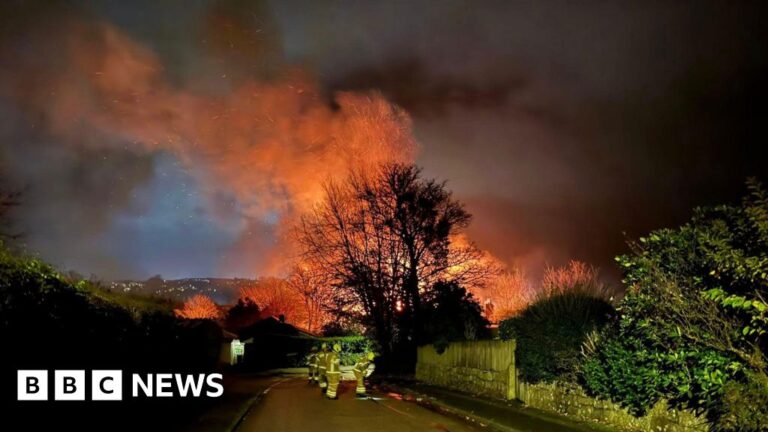 Read more about the article Falmouth warning to shut windows as large fire breaks out