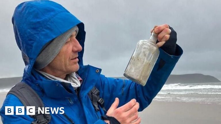 Read more about the article Message in a bottle with ashes of couple found on Devon beach