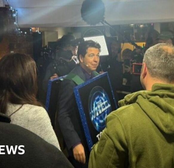 Michael McIntyre surprises Dorset pub owners and customers