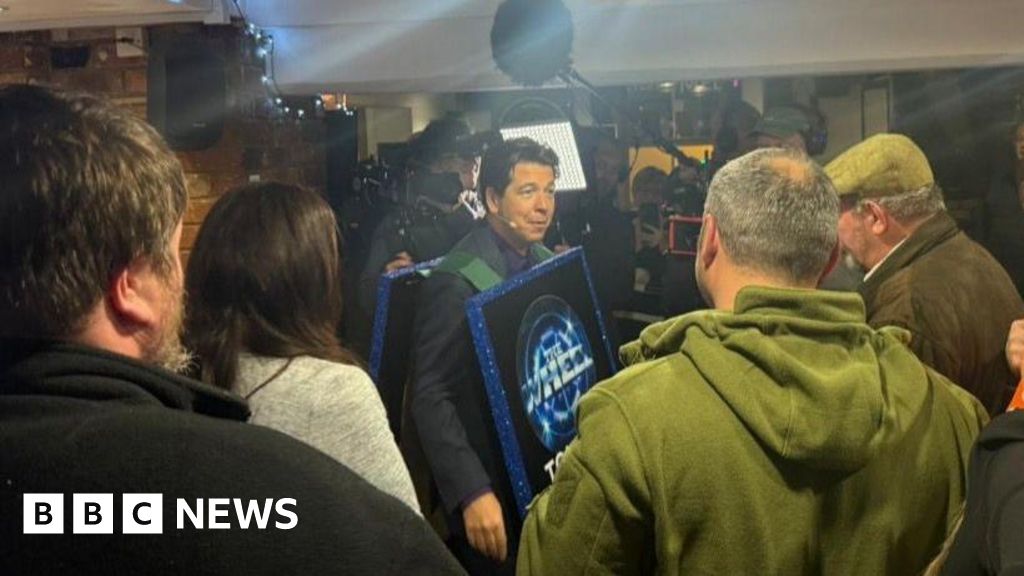 You are currently viewing Michael McIntyre surprises Dorset pub owners and customers