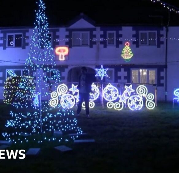 Man decorates Cornish cul-de-sac with Christmas lights