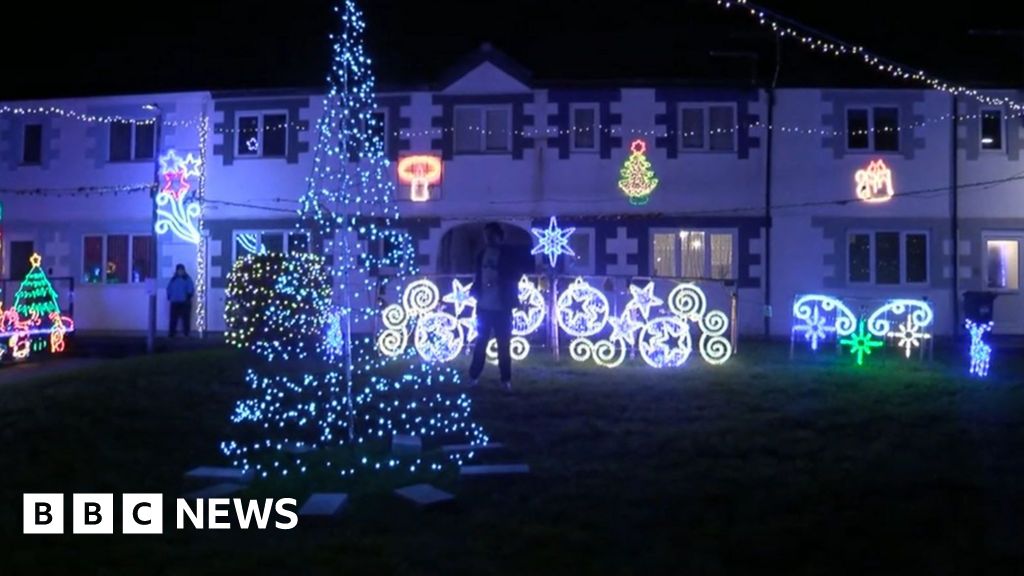 You are currently viewing Man decorates Cornish cul-de-sac with Christmas lights