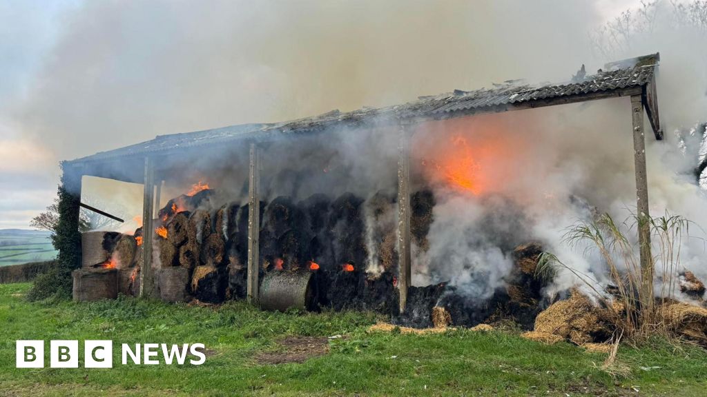 You are currently viewing Nearby residents warned over St Mabyn barn fire