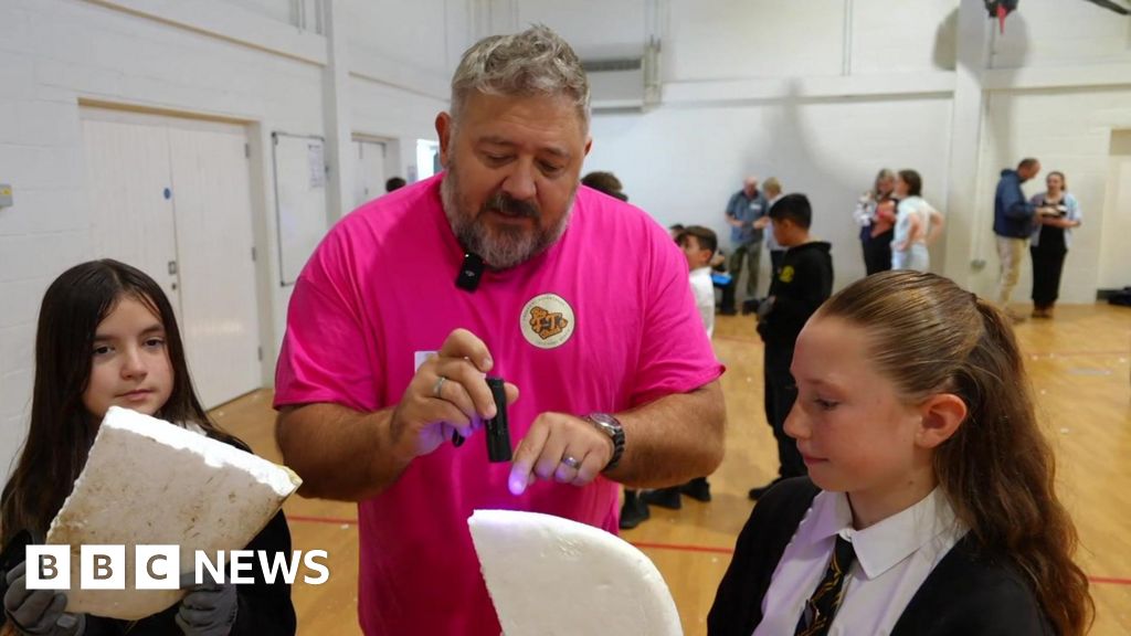 You are currently viewing Newquay pupils help recycle dumped polystyrene bodyboards
