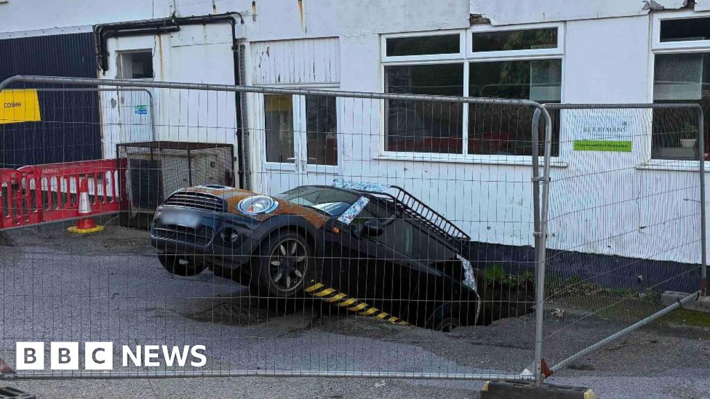 You are currently viewing Car falls into sinkhole in Redruth car park