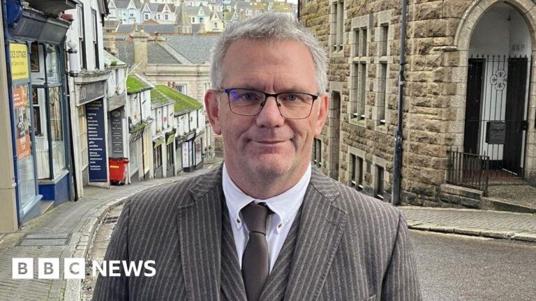 Read more about the article St Ives mayor ‘pleasantly surprised’ as traffic experiment starts