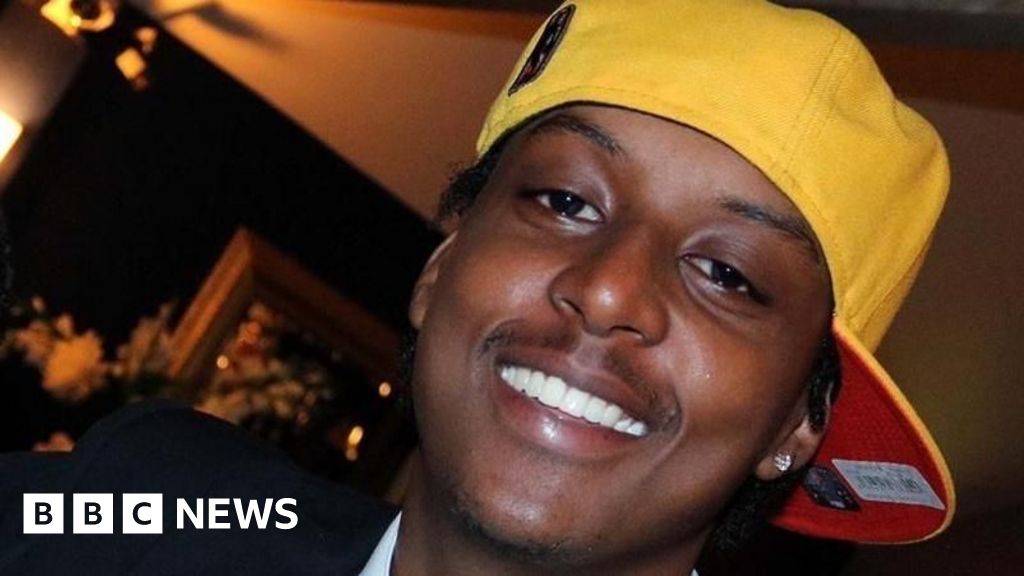 You are currently viewing 'Bravery praised' and 'new Trump artwork'