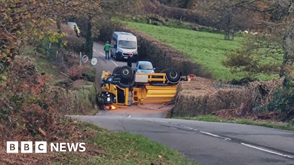 You are currently viewing Gritter overturns as icy weather set to arrive in South West