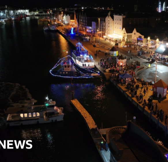More than 800 candles illuminated Poole quay for charity